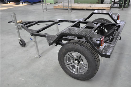 拖掛車(chē)底盤(pán)后側(cè)